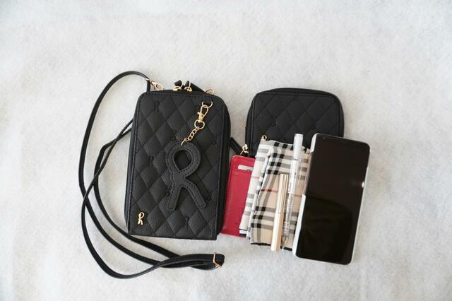 スマホショルダーに入れたアイテム【Roberta di Camerino（ロベルタ ディ カメリーノ）ミニ財布付きスマホショルダーバッグ】