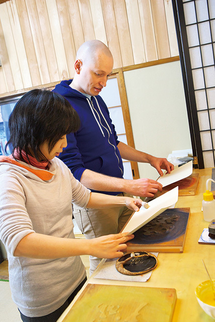 版画体験のプロセス3「重ね&摺り」 最後に主版(おもはん)という輪郭となる黒をずれないように気を付けてながら重ねていく。