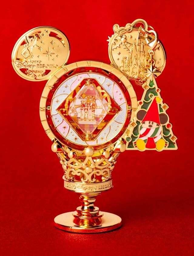 チャーム「モーメンツゴーラウンド」 900円｜「ディズニー・クリスマス」スペシャルグッズ｜東京ディズニーリゾート40周年“ドリームゴーラウンド”｜発売日：2023年11月7日（火）｜販売店舗：東京ディズニーランド「ディズニー＆カンパニー」、東京ディズニーシー「エンポーリオ」