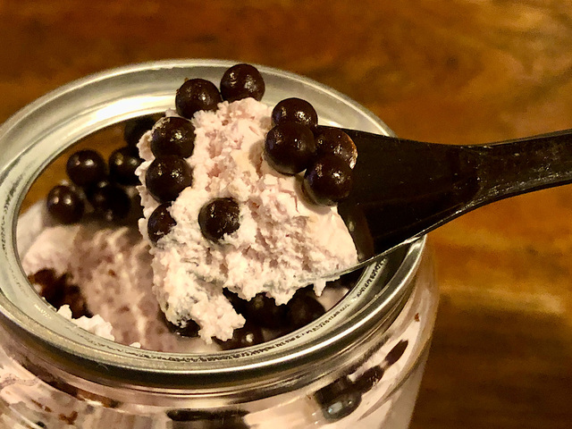 【不二家 スイーツ缶 ルック ドルチェストロベリー】まずはシリアルパフとストロベリークリームをぱくりと食べましょう