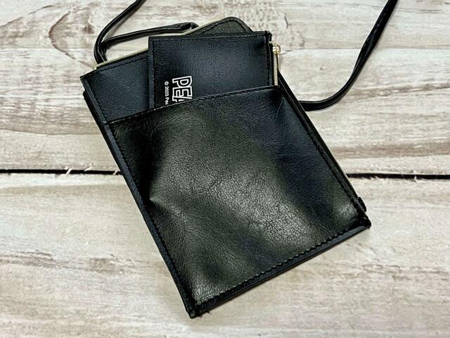 スマホポシェットの外側のポケットにカードケースを入れても◎