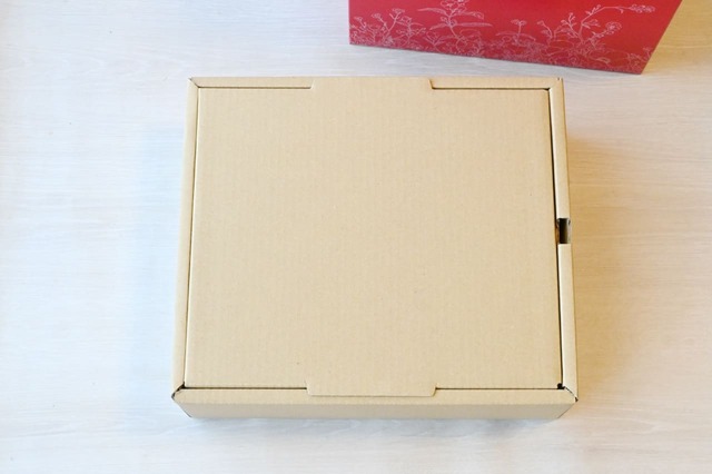 【ゴンチャ「Gong cha ORIGINAL HAPPINESS BAG 2025」】紙袋の中から段ボール箱登場