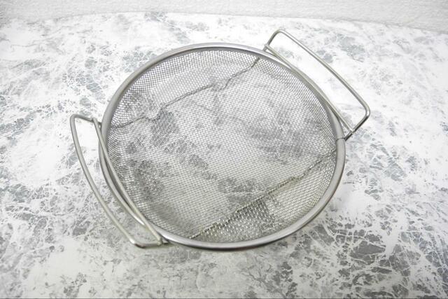 【カインズ フライパンスチーマー】ザル状で水切れがいい