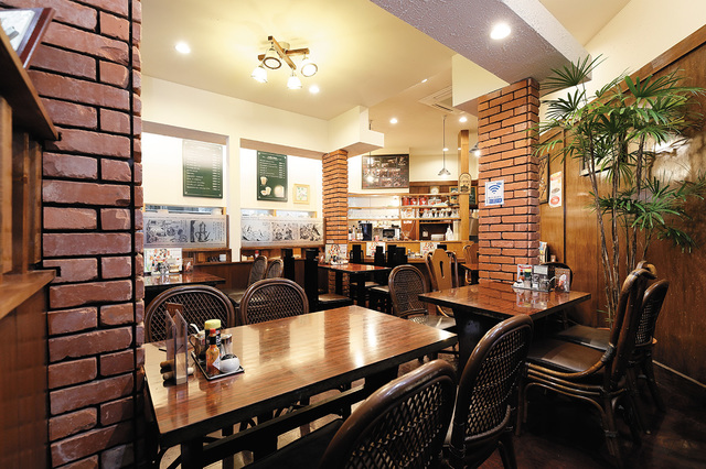 明治時代の珈琲館をイメージしたというレトロな店内｜あらびか