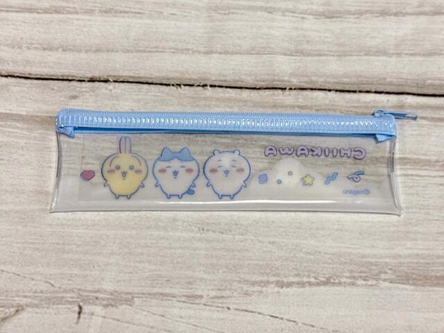 【ちいかわ×DAISO限定デザイン】「スリムペンケース ちいかわ」背面は無地のクリア仕様で、中身がひと目でわかって便利！