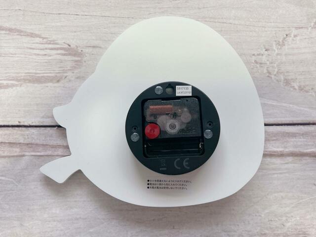 裏面にあるスペースに乾電池を入れます