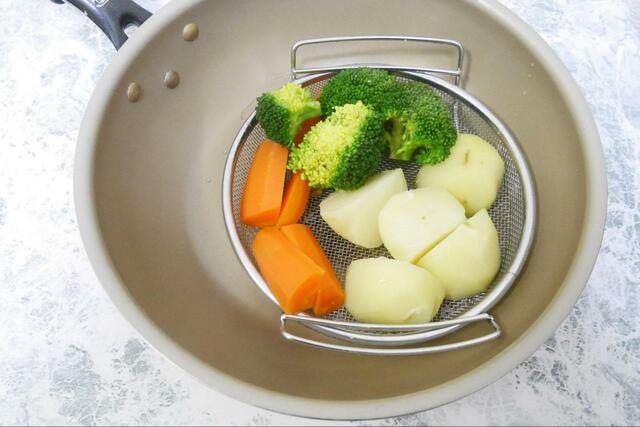 【カインズ フライパンスチーマー】蒸し料理は食材のおいしさが引き立つ