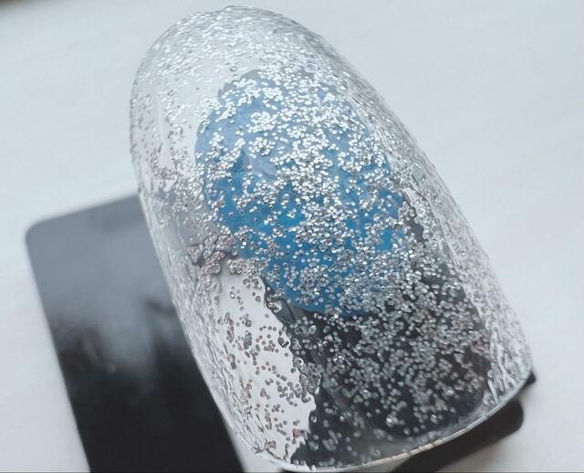 【NAILS.INC（ネイルズインク）BIODEGRADABLE Sloane Square Sparkles シルバー】近くと遠くで見え方が少し変わる！