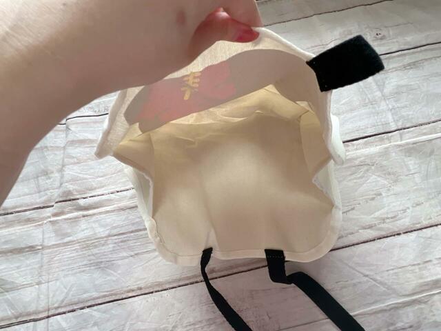 内側はポケットなどがないシンプルな作り