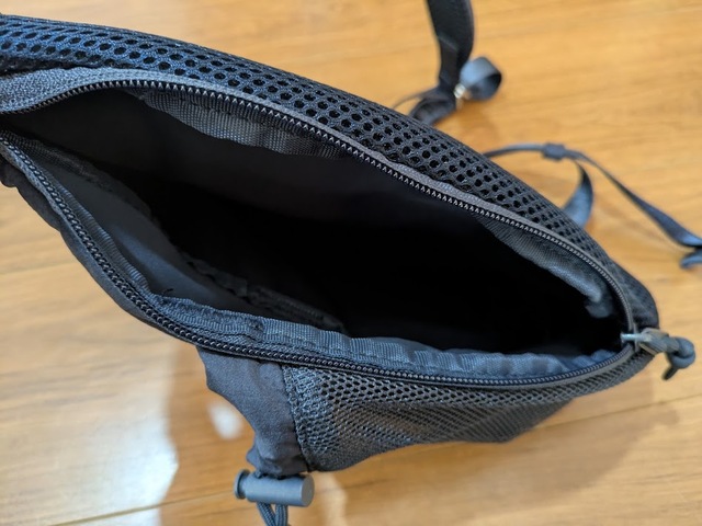 【GU　スリングショルダーバッグ】重さはわずか150g！薄くて柔らかいのに強度の高いリップストップ素材が使われているため、軽量ながら耐久性があります