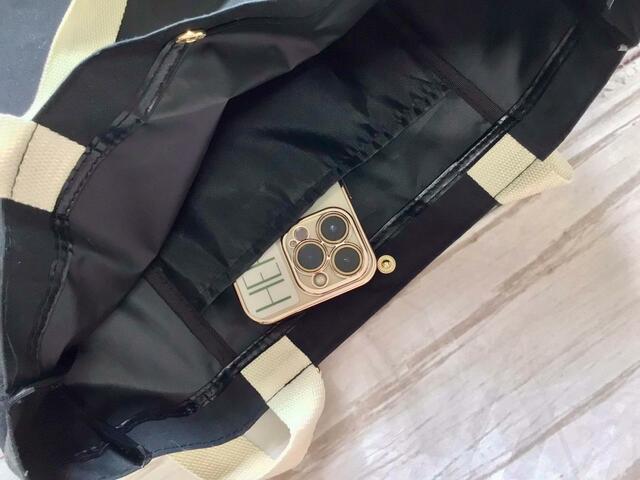 内側の吊り下げポケットはスマホなどが入るサイズ感