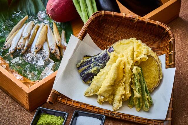 「【日本料理】ディナー限定・わかさぎと東京野菜の天麩羅」<期間:2026年12月1日~12月31日>【こだわりの美食を堪能できる「イヤーエンドビュッフェ」開催!和・洋・中・スイーツの専門シェフが手掛ける本格料理が大集結!】