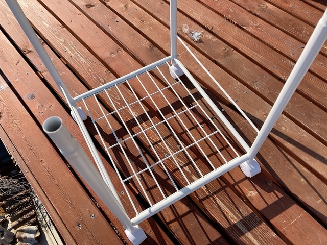 【ニトリ ワゴン型物干しスタンド】同梱の六角レンチを使って組み立てます