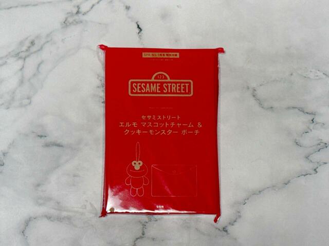 付録は「SESAME STREET（セサミストリート）ふわふわエルモとクッキーモンスターにキュン　マスコットチャーム＆クリアポーチセット」