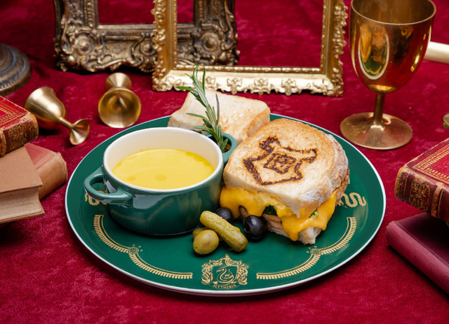 【Harry Potter Cafe】ホグワーツ チーズトースティー スリザリン ~ サーモン&ホウレンソウ ~(税込¥1,760)