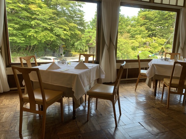 大きな窓から眺める新緑が美しい