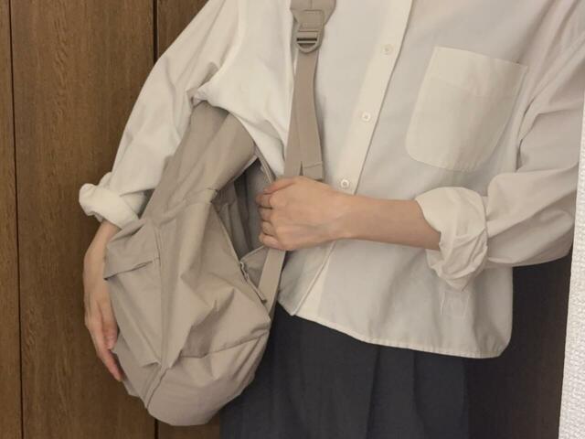 【無印良品　肩の負担を軽くする　撥水　リュックサック】背面にファスナーつきポケットがあり、背負ったままリュックの中のものを取り出せるのが便利！