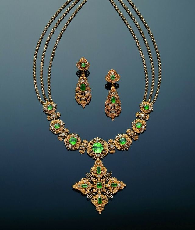 「エメラルド&ダイヤモンド ゴールドセット」1830年頃 イギリス 穐葉アンティークジュウリー美術館蔵