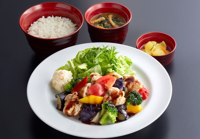 彩り野菜と若鶏の黒酢あんかけ定食