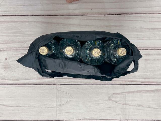 2リットルのペットボトルが4本入る大容量！