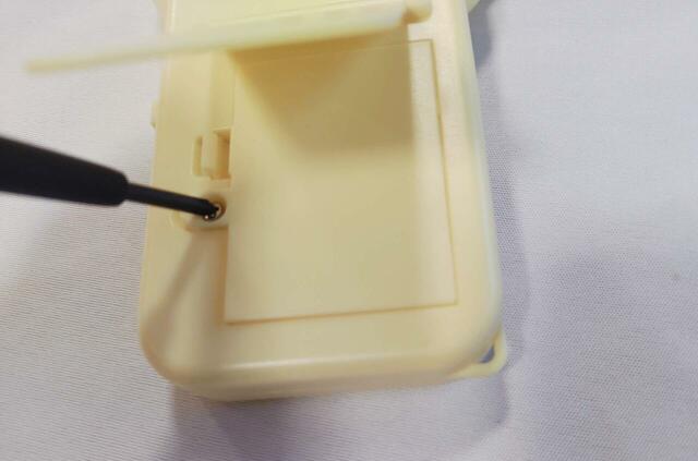 ドライバーであける