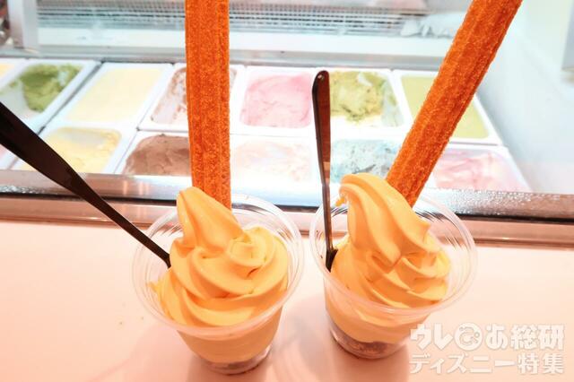 ハロウィーンサンデー（パンプキンソフトクリーム＆チュロス） 800円