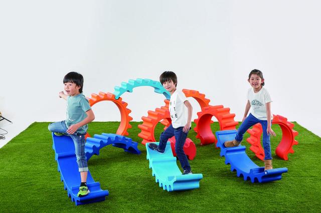 子供の想像力や自主性を引き立てる組み立て遊具「 MOPPS （モップス）」を席ごとに設置