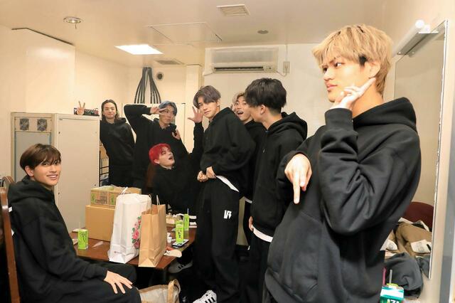 楽屋で和気あいあいとした様子のKOSUKE、KAITOら