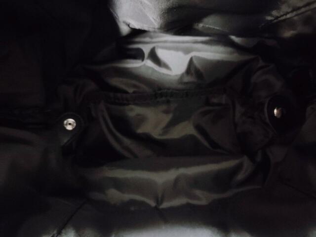 バッグの中にある底ボタンを留めます