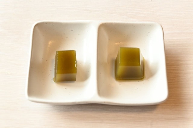 左が「小形羊羹 新緑」、右が「水羊羹 抹茶」