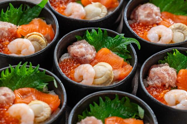 「お好み海鮮丼」<期間:2026年3月26日(木)~6月3日>【魅力的な“北海道グルメ”をブッフェで堪能!オリジナル海鮮丼も作れちゃう「春の北海道ブッフェ」開催中!】