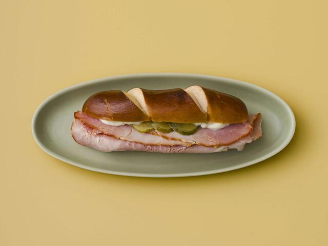 煉瓦窯でつくる特製スモークハムのラウゲンロール　1個　800円  ／Butz Sandwich（ブッツサンドウィッチ）（グランスタ東京／改札内1F 京葉ストリートエリア）【JR東京駅「グランスタ」春のパンフェア2026】