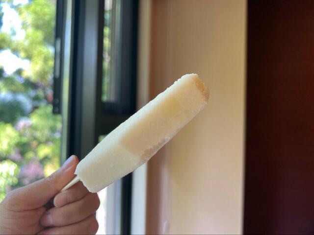 【ローソン ウチカフェ sio監修 白桃ジェラートバー】程よい歯応えのあるジェラート