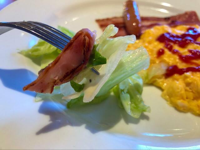 【デニーズ セレクトモーニング】ベーコンのカリカリ食感&塩気とサラダのシャキシャキ感を同時に味わうのが好きなんです