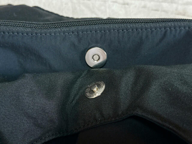 前面・背面の収納スペースともにマグネットボタン付き