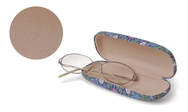 内側はなめらかな起毛素材で大切なメガネをやさしく守ります