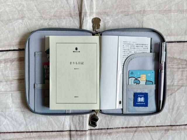 実際に文庫本としおりなどを入れてみました！