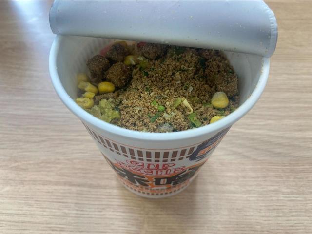 【日清カップヌードル「味噌」】かやくは、豚ミンチ、きゃべつ、コーン、人参、ねぎ