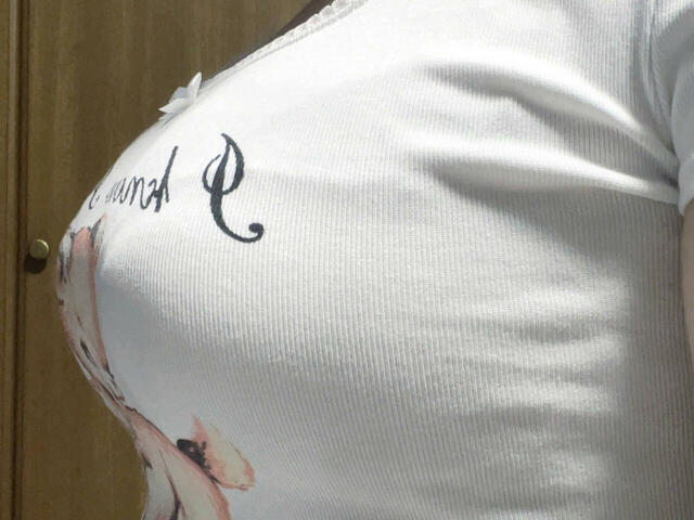 ROSIER by Her lip to（ロジア バイ ハーリップトゥ）の「Everyday Essential Bra」着用。カップ表面はつるんとした生地なため、響きにくい