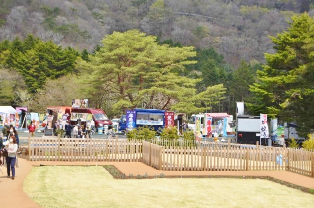 向こうにはキッチンカーがズラリ