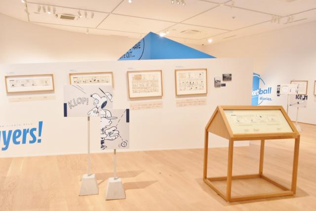 スヌーピーの小屋をイメージした形の展示台