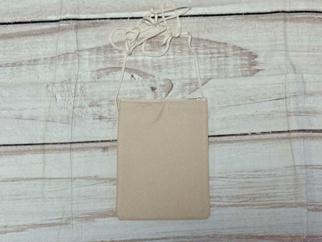 バックはシンプルな無地