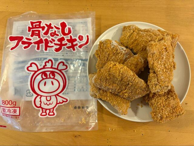【ロピア 骨なしフライドチキン】800gの袋から取り出して並べるとこのボリューム！衣はザクッとしていて、見るからにスパイシー感が伝わる仕上がり♪コンビニチキン感覚でパクパクいけちゃう◎