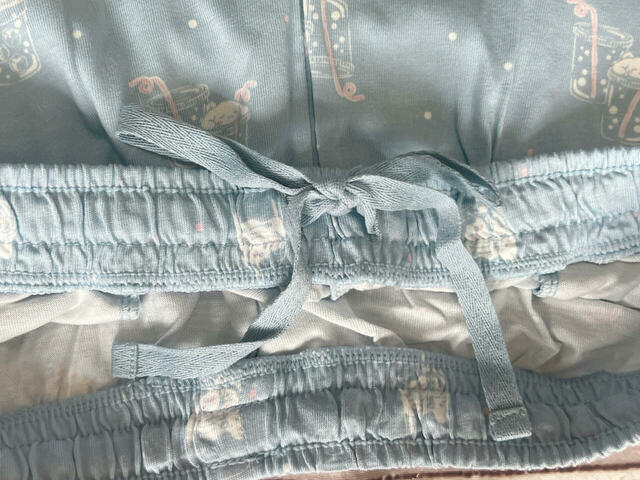 ウエストは総ゴム仕様。内側に紐通しありなので、調整できるのもGood♪