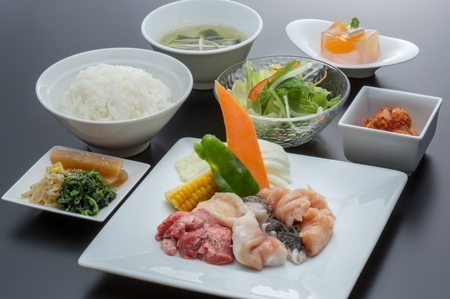 4種のホルモン焼肉ランチ　1,480円(税抜)