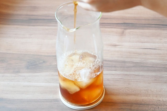 【簡単ティーアレンジ】氷を入れた器で急冷する（オンザロック方式）