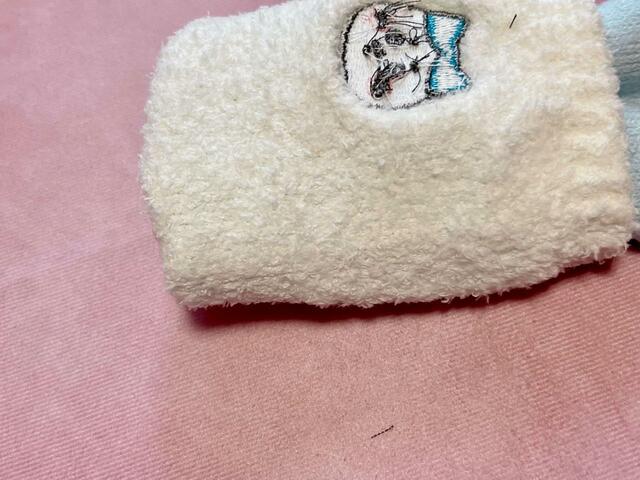 ハチワレのルームソックスは、裏側がモコモコ生地になっています