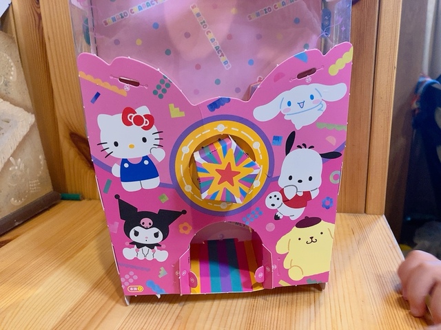 【げんき　2023年夏号付録「サンリオキャラクターズ　ころりんがちゃ」】ハンドルと取り出し口を取り付けます