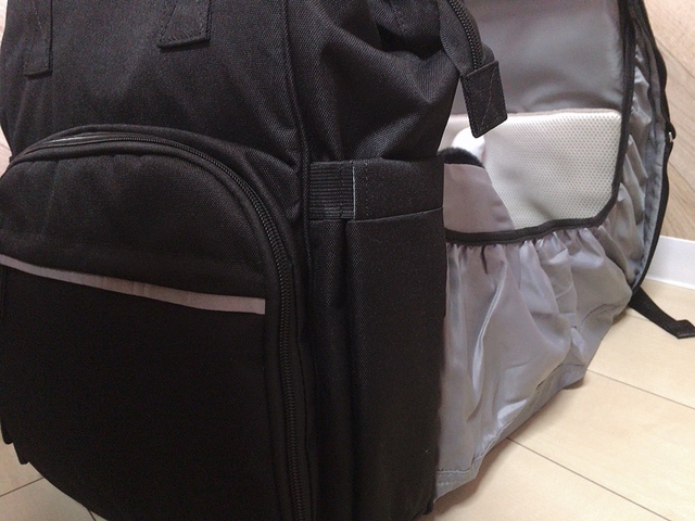 【ニトリ ベッドになるパパママバッグ】背面からベッドが出現！