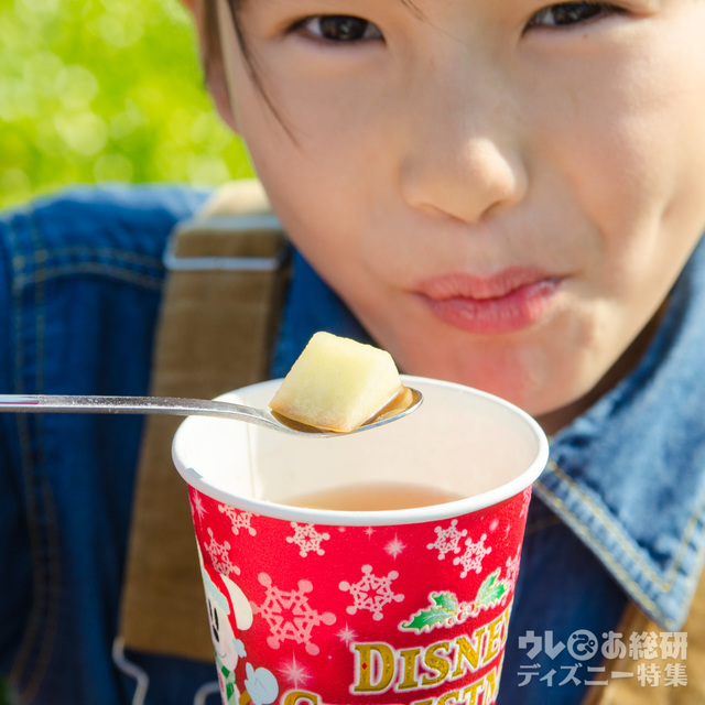 アップル＆シナモンのホットドリンク、スーベニアスプーン付き ¥800